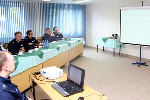 Uczestnicy spotkania podsumowującego pilotażowy program nowej koncepcji pracy dzielnicowych w Komendzie Miejskiej Policji w Żorach.