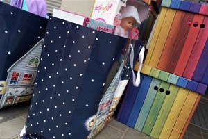 Zbliżenie na kolorowe torby i kartony z prezentami dla dzieci.