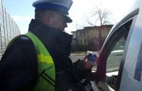 Policjanci z Żor rozdają niebieskie serduszka