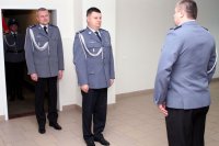 Dowódca uroczystości składa meldunek Zastępcy Komendanta Wojewódzkiego Policji w Katowicach