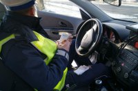 Policjant drogówki podczas kontroli dokumentów