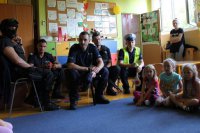 Policjanci z Żor podczas spotkania w przedszkolu