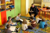 Policjant drogówki czyta dzieciom bajki