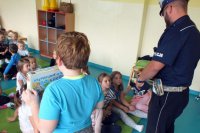 Policjant drogówki podczas spotkania z dziećmi