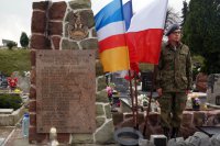 Uroczystość złożenia wiązanek na zbiorowej mogile Żołnierzy Wojska Polskiego i osób cywilnych w Żorach