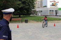 Policjanci egzaminują przyszłych rowerzystów