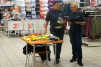 Policjanci i strażacy podczas wizyty w żorskim centrum handlowym