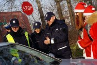 Policjanci i Mikołaje podczas akcji żorskiej drogówki