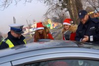 Policjanci i Mikołaje podczas akcji żorskiej drogówki