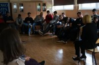 Kamila Siedlarz rozmawia z uczniami na temat przestępstw z nienawiści, uczniowie siedza w kole