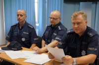 Komisja powołana do eliminacji, trzech policjantów