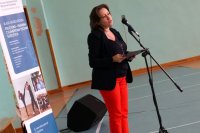 Iwona Walczyk - dyrektor III Liceum Ogólnokształcącegow Żorach przemawia do mikrofonu