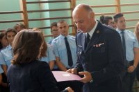 Dyrektor szkoły wręcza akces wspólpracy Komendantowi Miejskiemu Państwowej Straży Pożarnej w Żorach