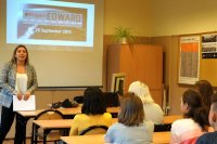 Studentka Wiktoria Kałus opowiada uczniom o Projekcie EDWARD