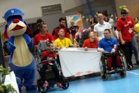Uczestnicy XXXII. Śląskiego Dnia Treningowego Programu Aktywności Motorycznej Olimpiad Specjalnych przed uroczystym podniesieniem flagi