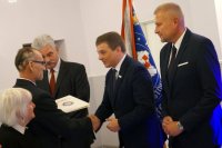 Radny Jacek Świerkocki odbiera dyplom uznania
