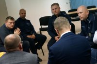 I Zastępca Komendanta Miejskiego Policji w Żorach podczas dyskusji z uczestnikami redebaty