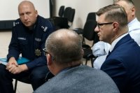 I Zastępca Komendanta Miejskiego Policji w Żorach podczas rozmowy z uczestnikami redebaty