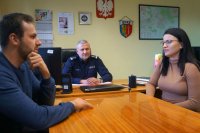 Komendant rozmawia z Pania Katarzyną i Panem Maciejem o zdarzeniu