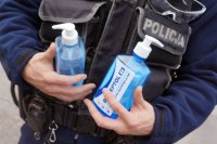 Policjant z płynami do dezynfekcji