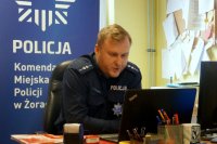 Policjant siedzi przed laptopem