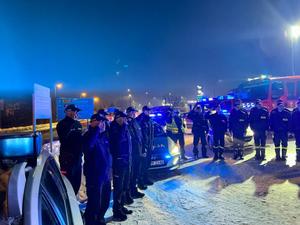 Na zdjęciu widać policjantów i strażaków oddających hołd poległym policjantom w Wrocławia.