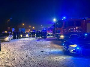 Na zdjęciu widać policjantów i strażaków oddających honor poległym policjantom w Wrocławia, którzy zgromadzili się na parkingu Muzeum Ognia w Żorach.