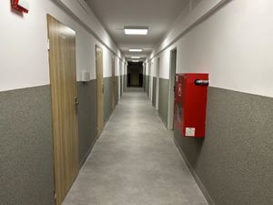 Na zdjęciu widać wyremontowany korytarz budynku żorskiej Policji.